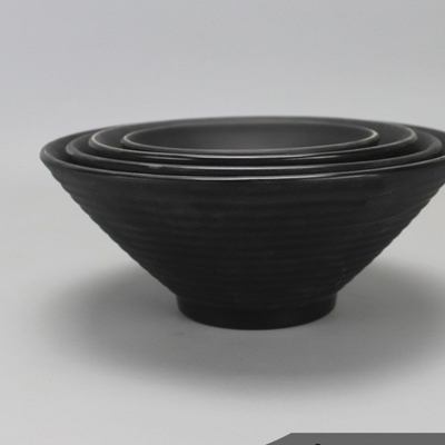 Un buen precio. Cuenco de sopa negro simple de la melamina para los tallarines de Ramen grandes en línea